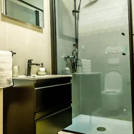 Tom - With Hot Tub Apartment *