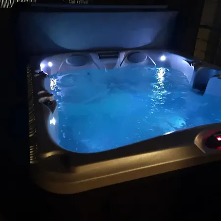 Apartment Tom - With Hot Tub Split