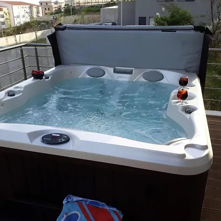 Tom - With Hot Tub Split