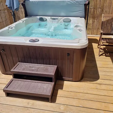 Tom - With Hot Tub Apartment Split