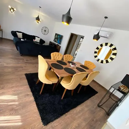 Apartment Tom